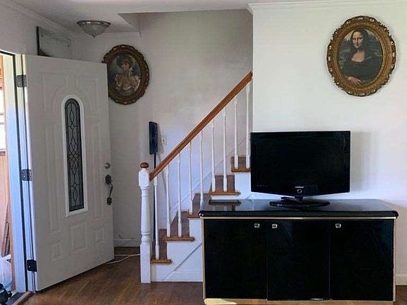 4th image of 148 Bedford Ave
