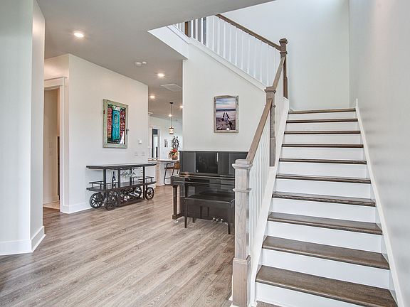 4th image of 111 Medford St