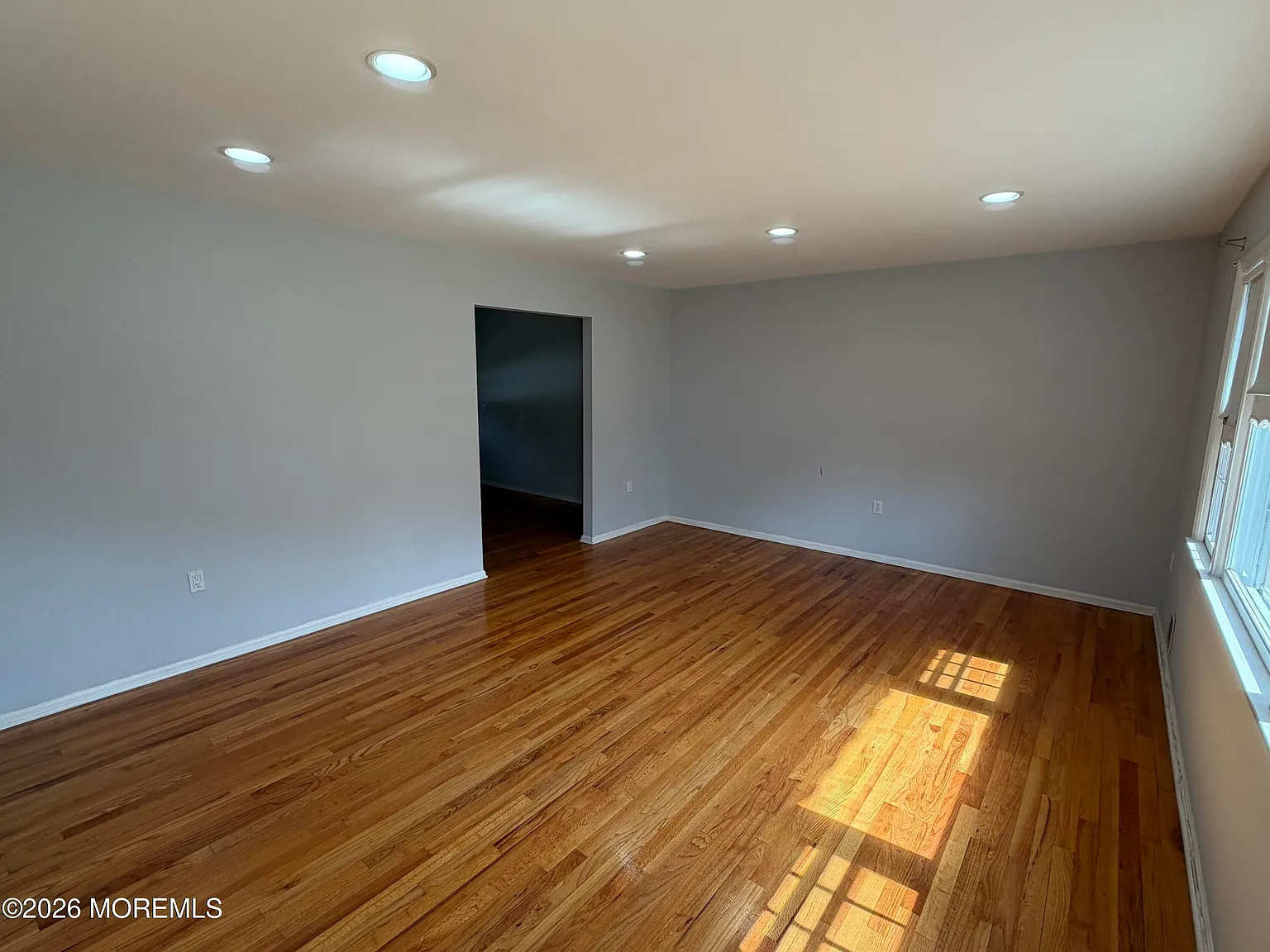 3 bed, 1.5 bath, 1400 sqft, $4,200 — Photo 3