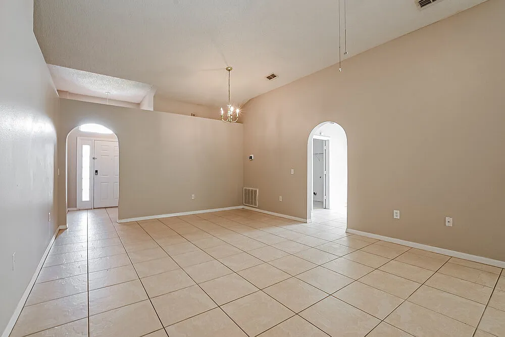 4 bed, 2.0 bath, 1874 sqft, $2,205 — Photo 4