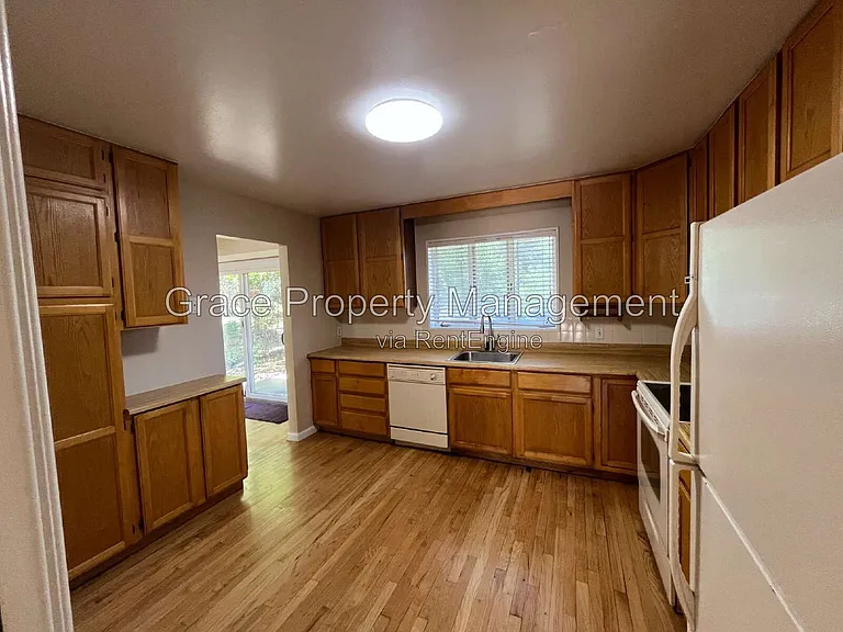 10541 Livingston Dr — Photo 3