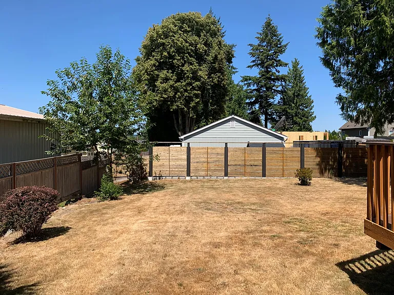 Backyard: great for kids, entertaining, or resting in the evenings!