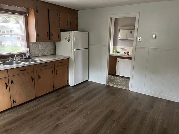 3rd image of 136 Custer St APT B