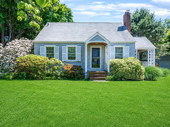 22 Lawrence St, Greenlawn, NY 11740