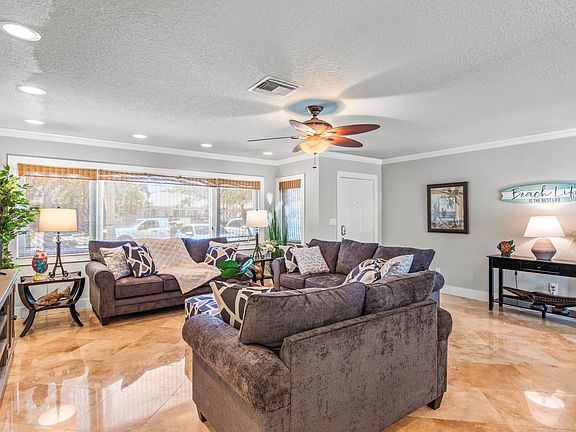 3rd image of 939 Narcissus Ave