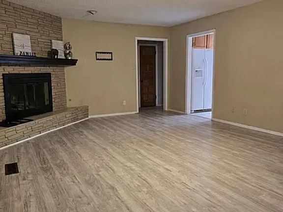3rd image of 906 Pearson Dr