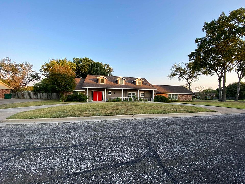 1st image of 205 Pin Oak Dr