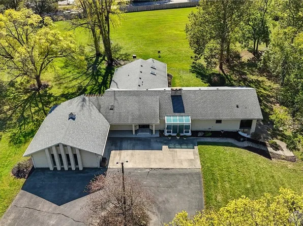 573 Arlington Rd, Brookville, OH 45309