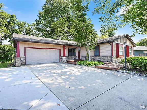 2nd image of 135 Hollyhock Ln