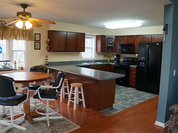 3rd image of 140 Meadowbrook Ct