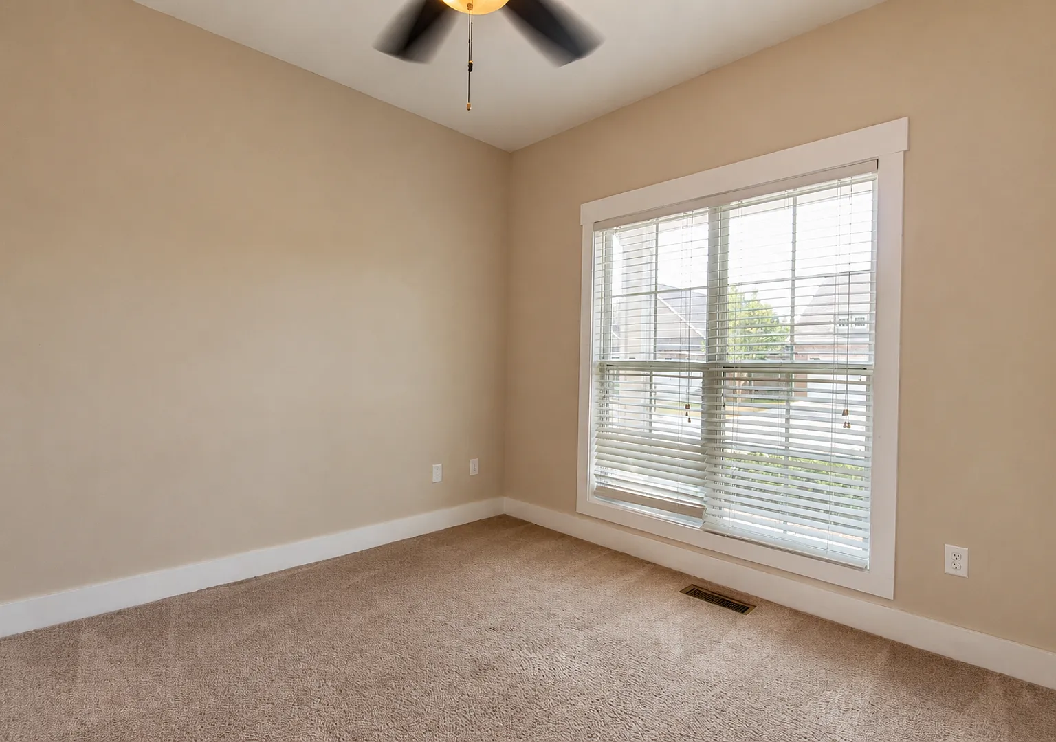Pet-Friendly 3-Bedroom Home with 2-Car Garage Near Highway 111 — Photo 4