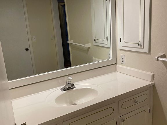 4th image of 564 E Pharris Dr