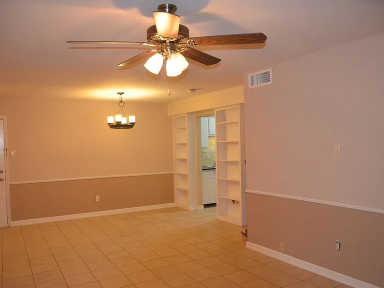 7555 Katy Fwy — Photo 15