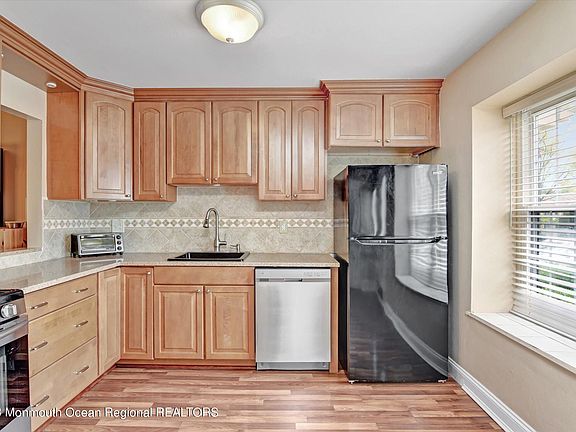 3rd image of 32 Balmoral Ct