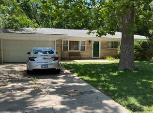 1 Lake Knolls Dr, Chatham, IL 62629