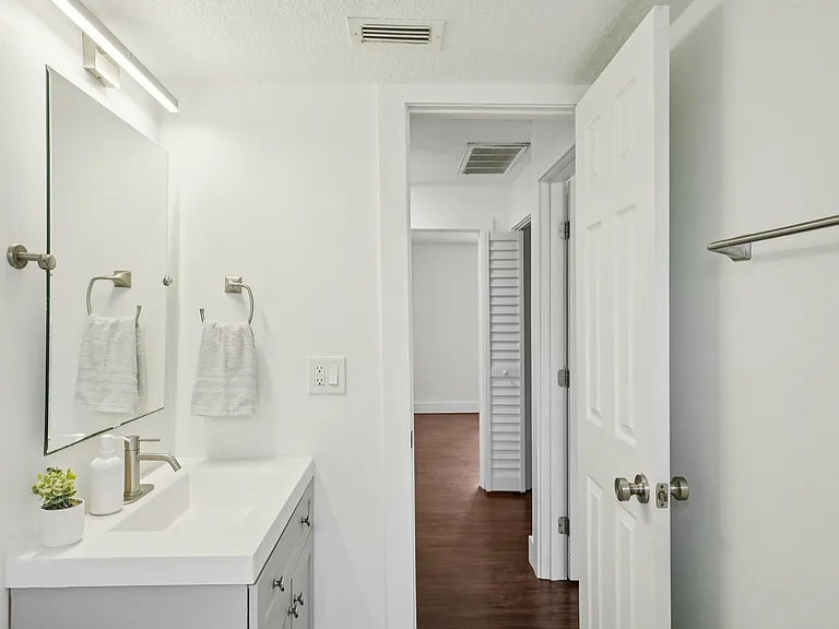 Gandy Parkside Apartments — Photo 25