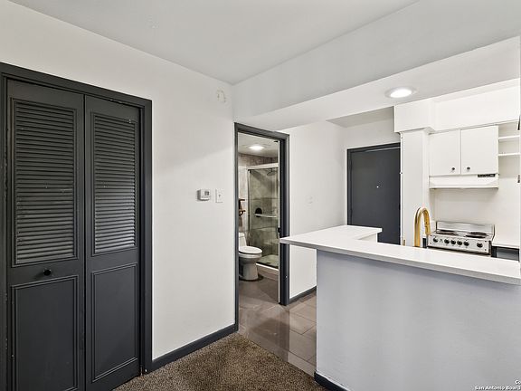 5th image of 170 De Chantle UNIT 609