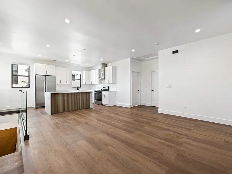 212 W 64th St #D — Photo 16