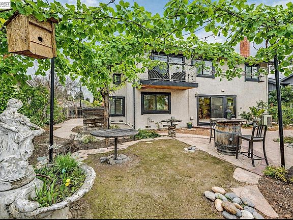 4th image of 3020 Ascot Dr