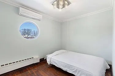 Sold by Thomas Lipovetsky, LREB