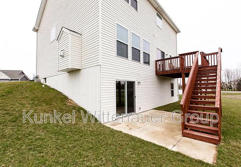 2724 Ambridge Dr — Photo 4