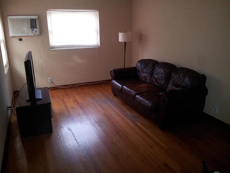 1st image of 2840 1/2 9th Ave N