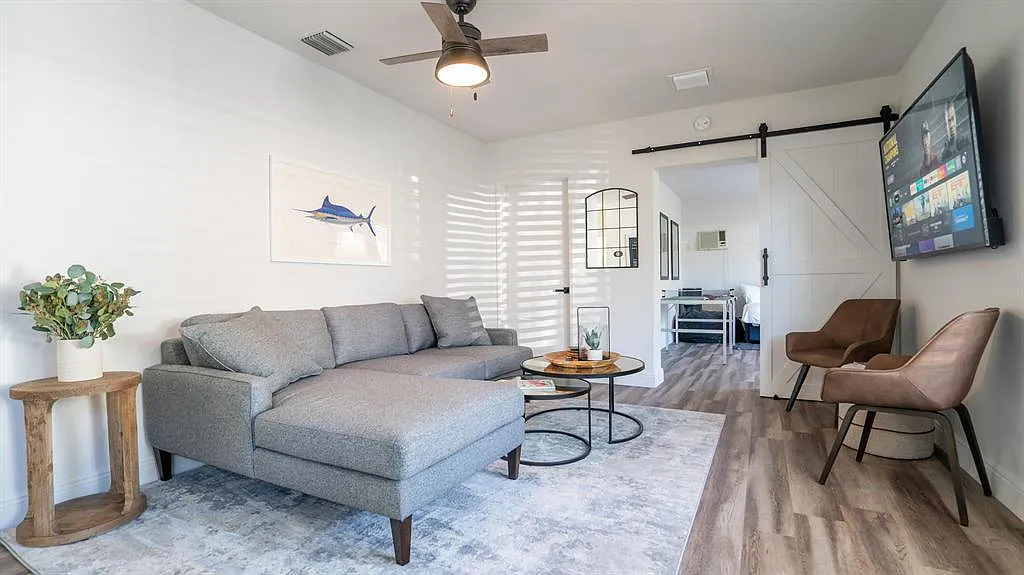 3 bed, 2.0 bath, 1184 sqft, $2,700 — Photo 1