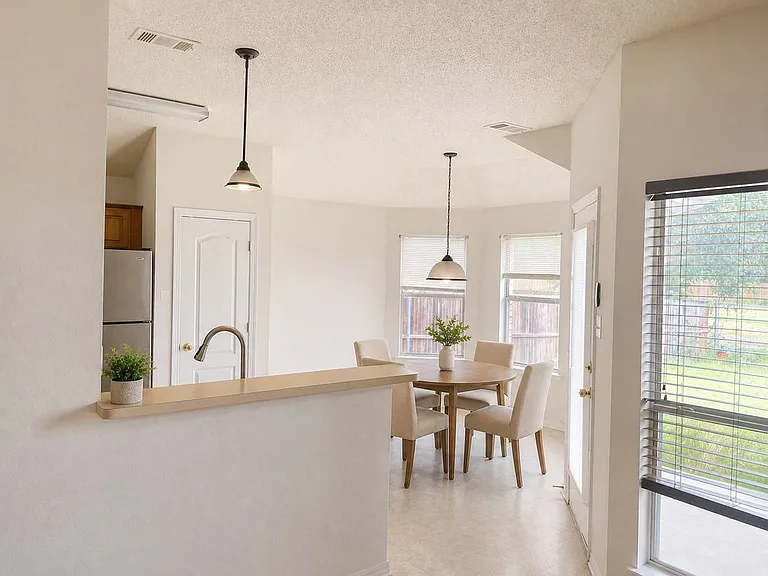 208 Orchard Trl — Photo 3