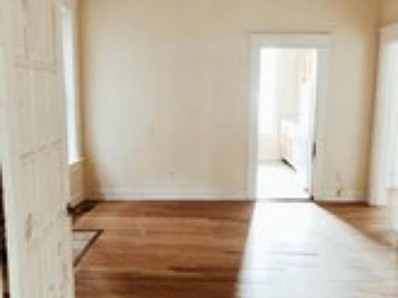 3rd image of 805 Fairview Ave