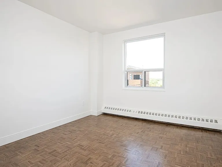 7411 Yonge St — Photo 6