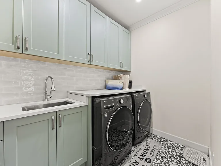 953 Jarvis St — Photo 24