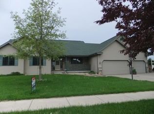 921 Links Dr, Poynette, WI 53955