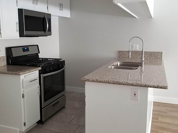 4th image of 13049 Oxnard St #5