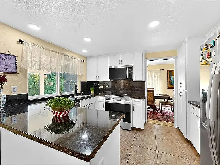 540 Fullerton Dr — Photo 3