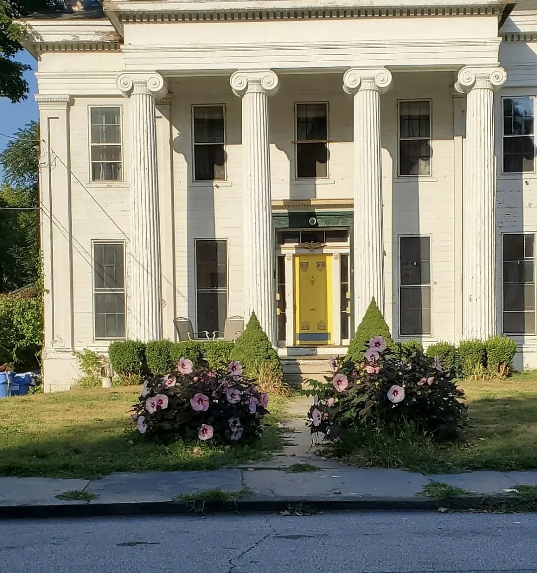 3 bed, $1,900 — Photo 1