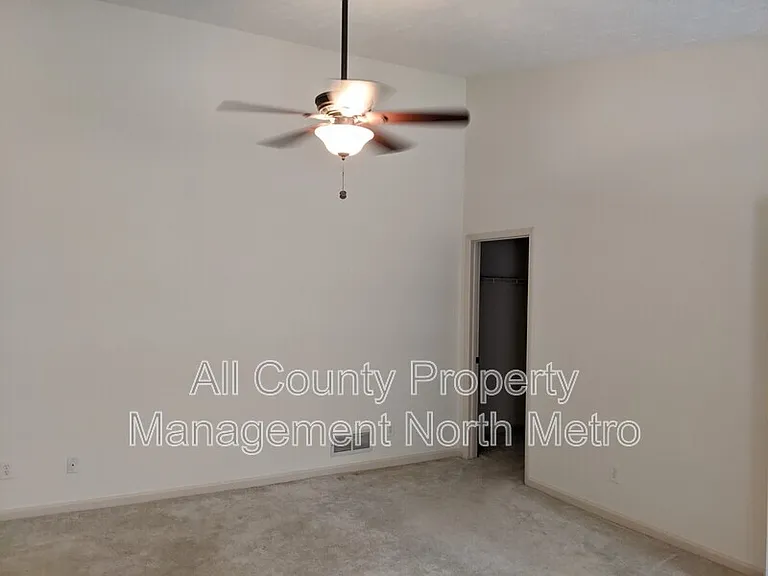 215 Broken Lance Pl — Photo 15