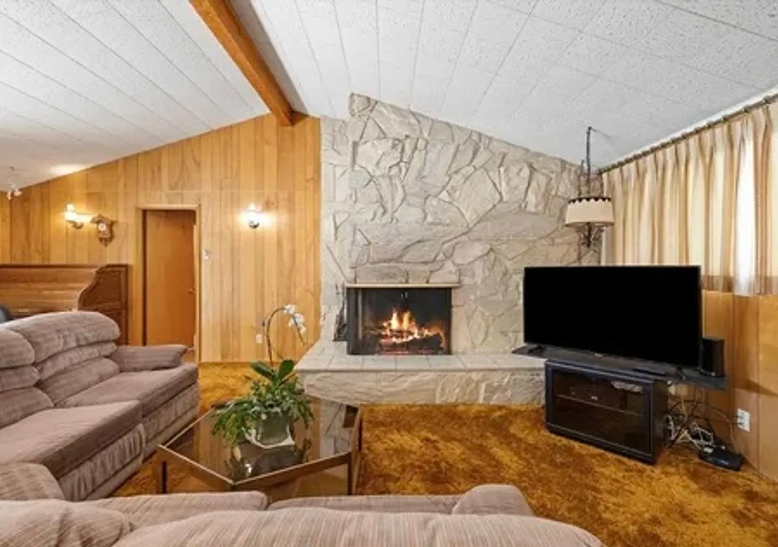 Spacious 4-Bedroom Home with Solar Panels in Richland — Photo 1