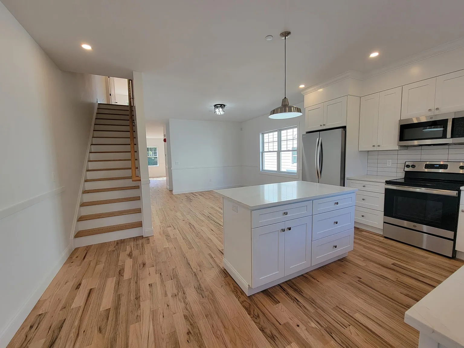 3 bed, 3.5 bath, 2800 sqft, $7,500 — Photo 3