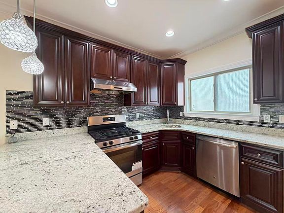 2nd image of 20 Bamberger Ln #1