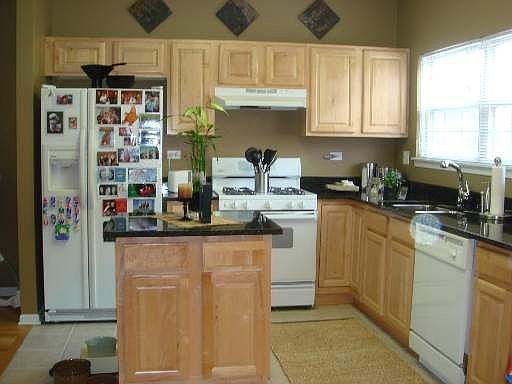 3rd image of 1112 Des Plaines Ave