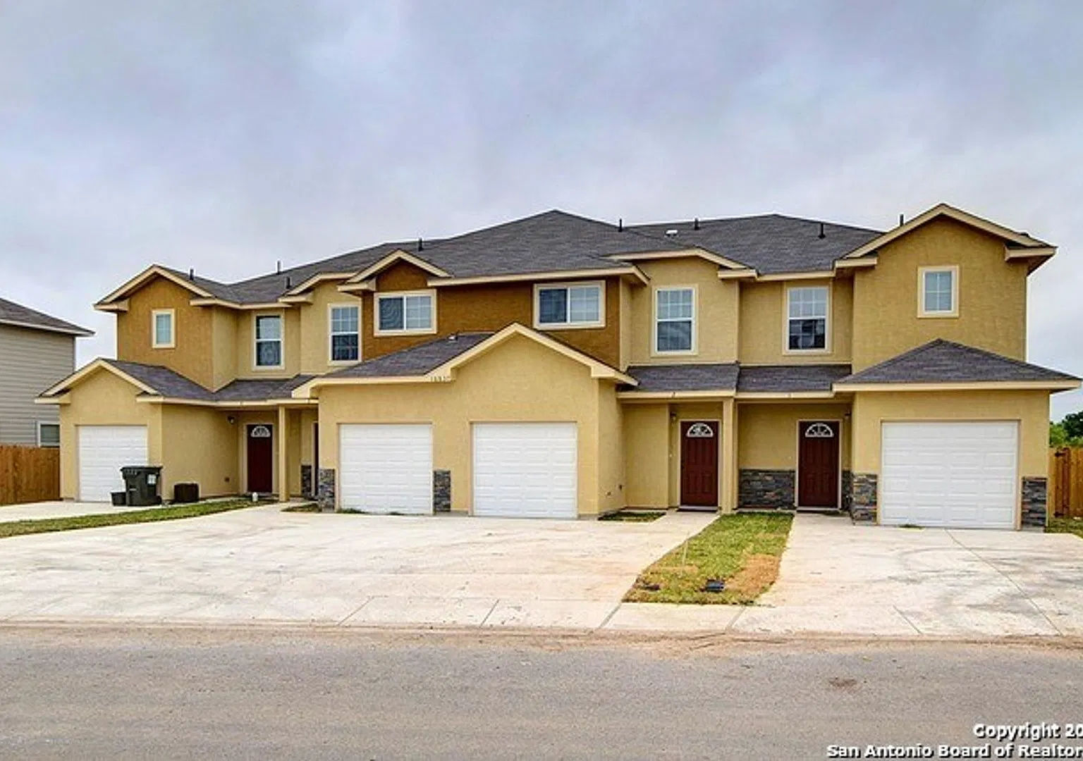 Retreat at Retama Park 3 Bedroom Townhome Half Off 1st Month with 18-Month Lease — Photo 2