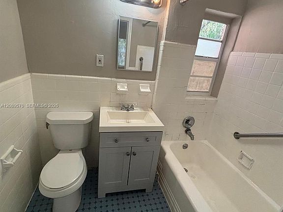 5th image of 520 SW 4th St APT 8