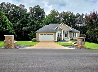 207 Chestnut Pointe Dr, Hardy, VA 24101