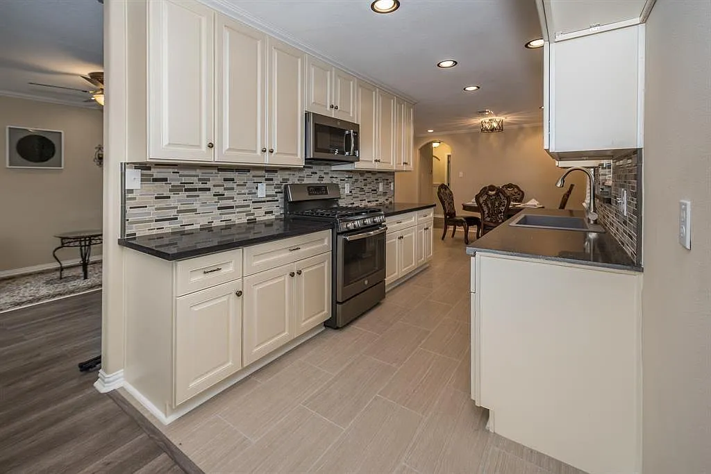 3 bed, 2.0 bath, 1276 sqft, $2,200 — Photo 2
