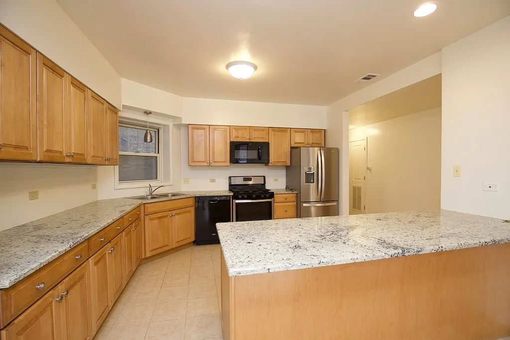 Astounding 4 Bed, 2 Bath at Sheridan + Columbia (Rogers Park) — Photo 2