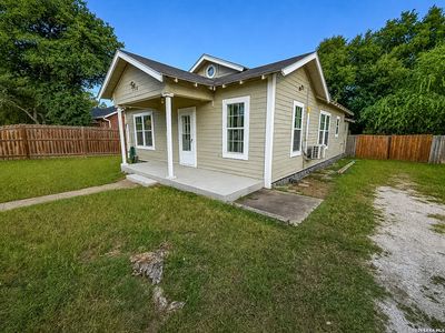 104 E Hutchinson, Beeville, TX, 78102