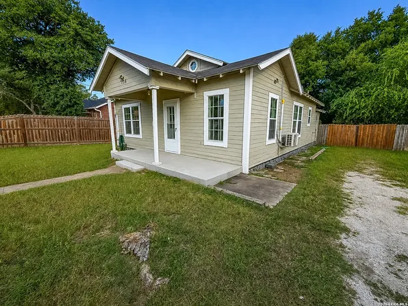 104 E Hutchinson, Beeville, TX 78102