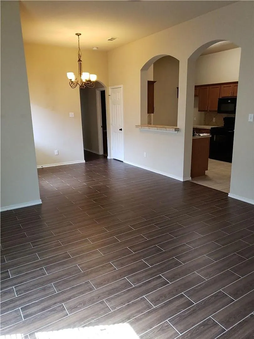 1426 Ravenwood Drive — Photo 2