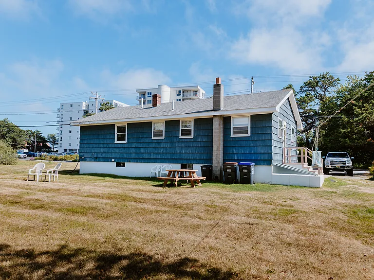 216 E Grand Ave — Photo 35