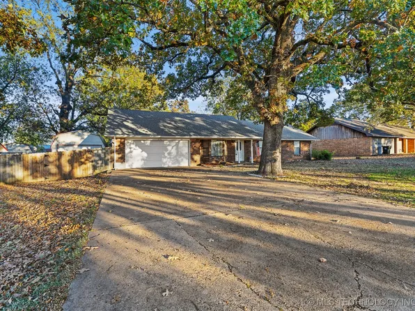 704 N Dogwood St, Sallisaw, OK 74955